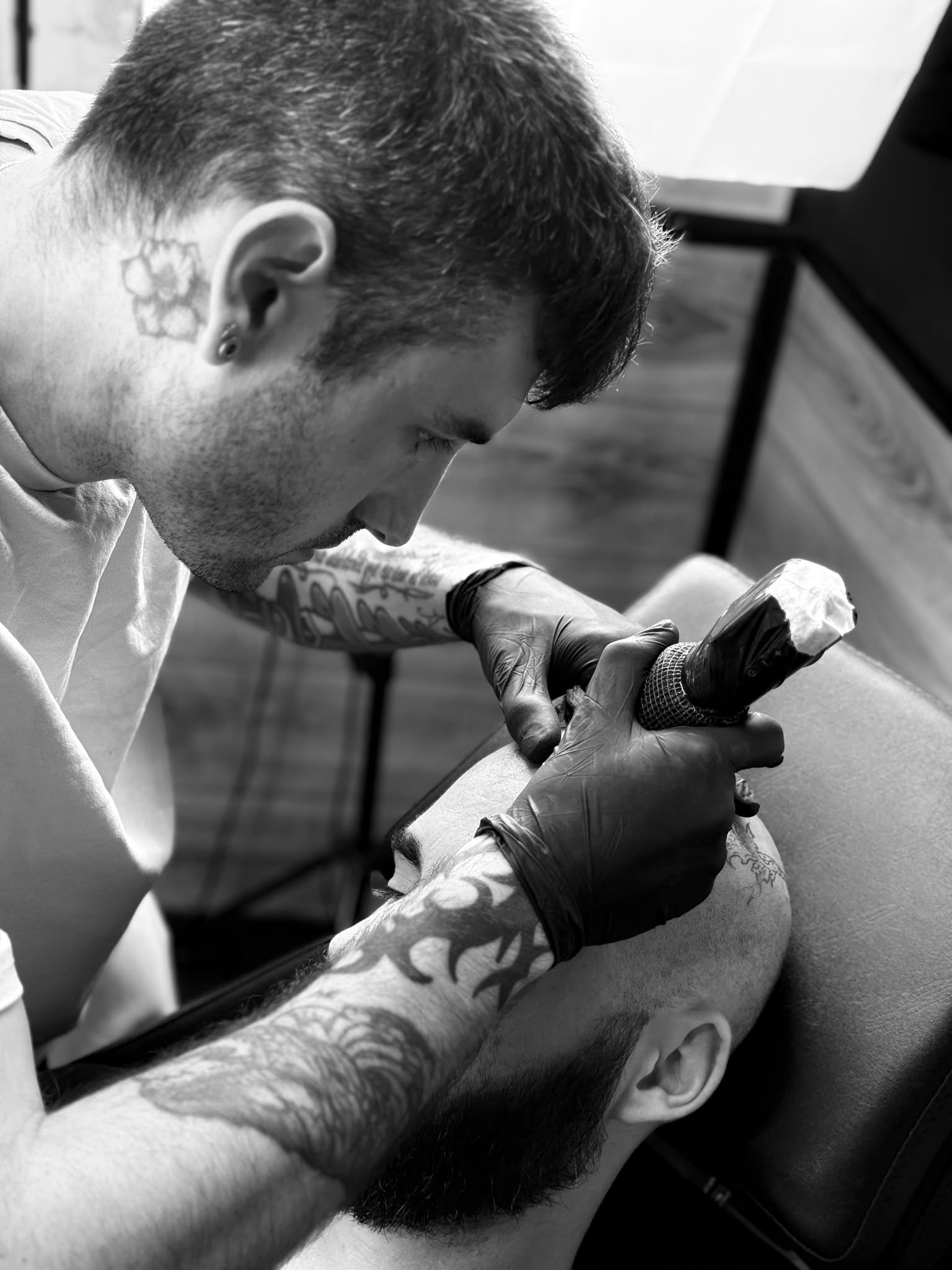 Augusto beim Tätowieren bei Teatro Tattoo