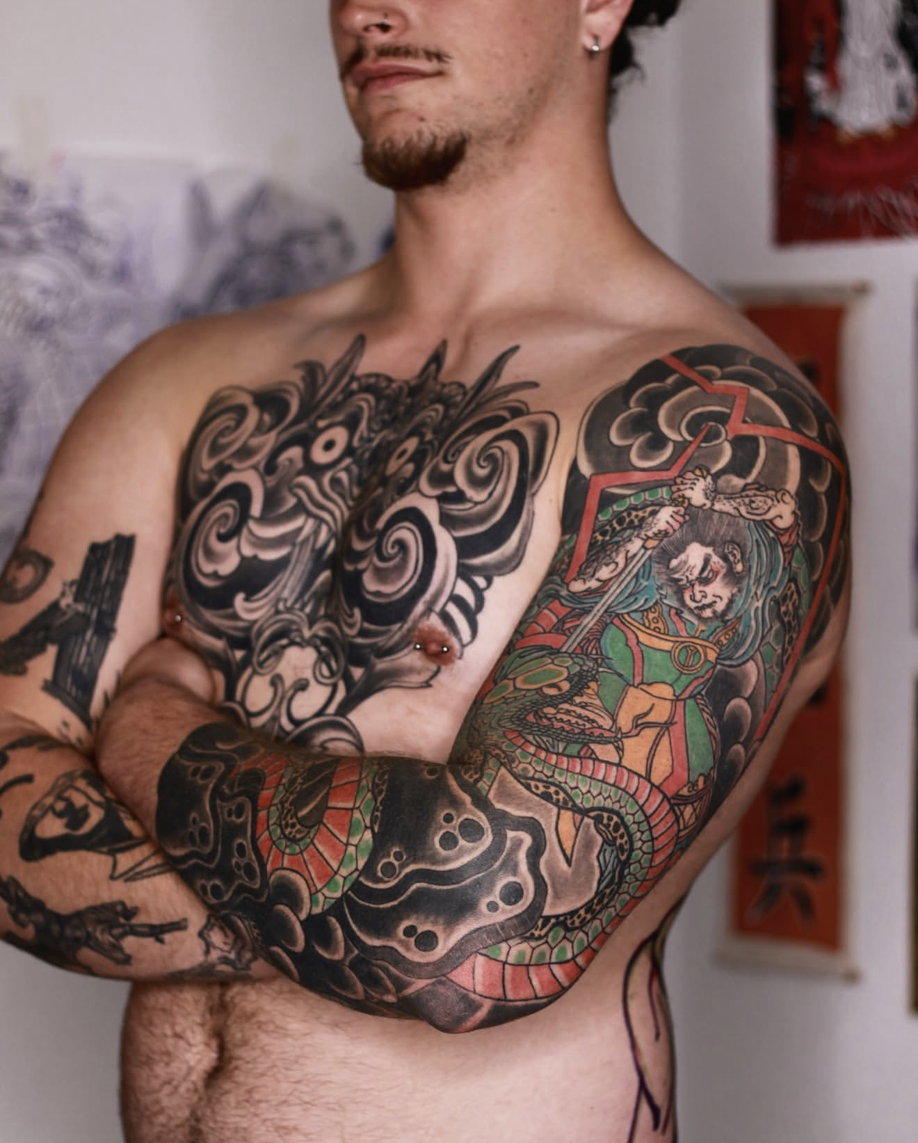 Tattoo im orientalischen Stil auf Arm und Brust bei Teatro Tattoo Alicante