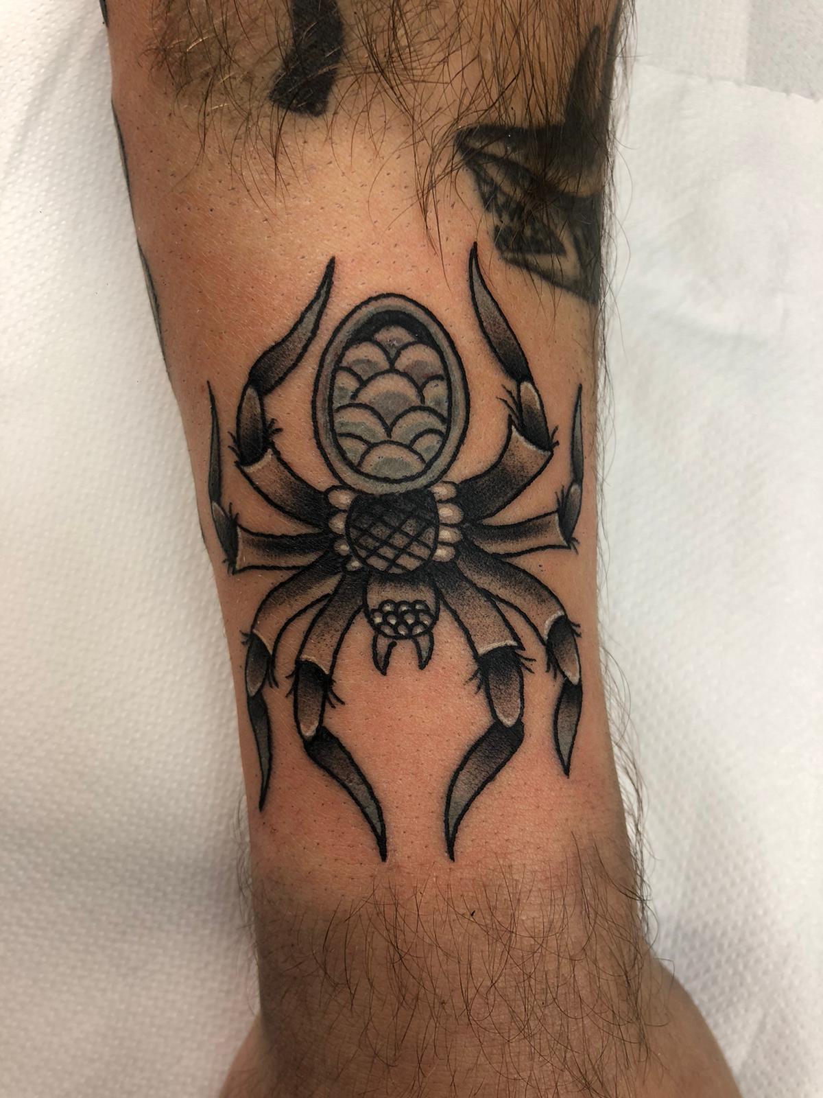 Spinnen-Tattoo in Schwarz