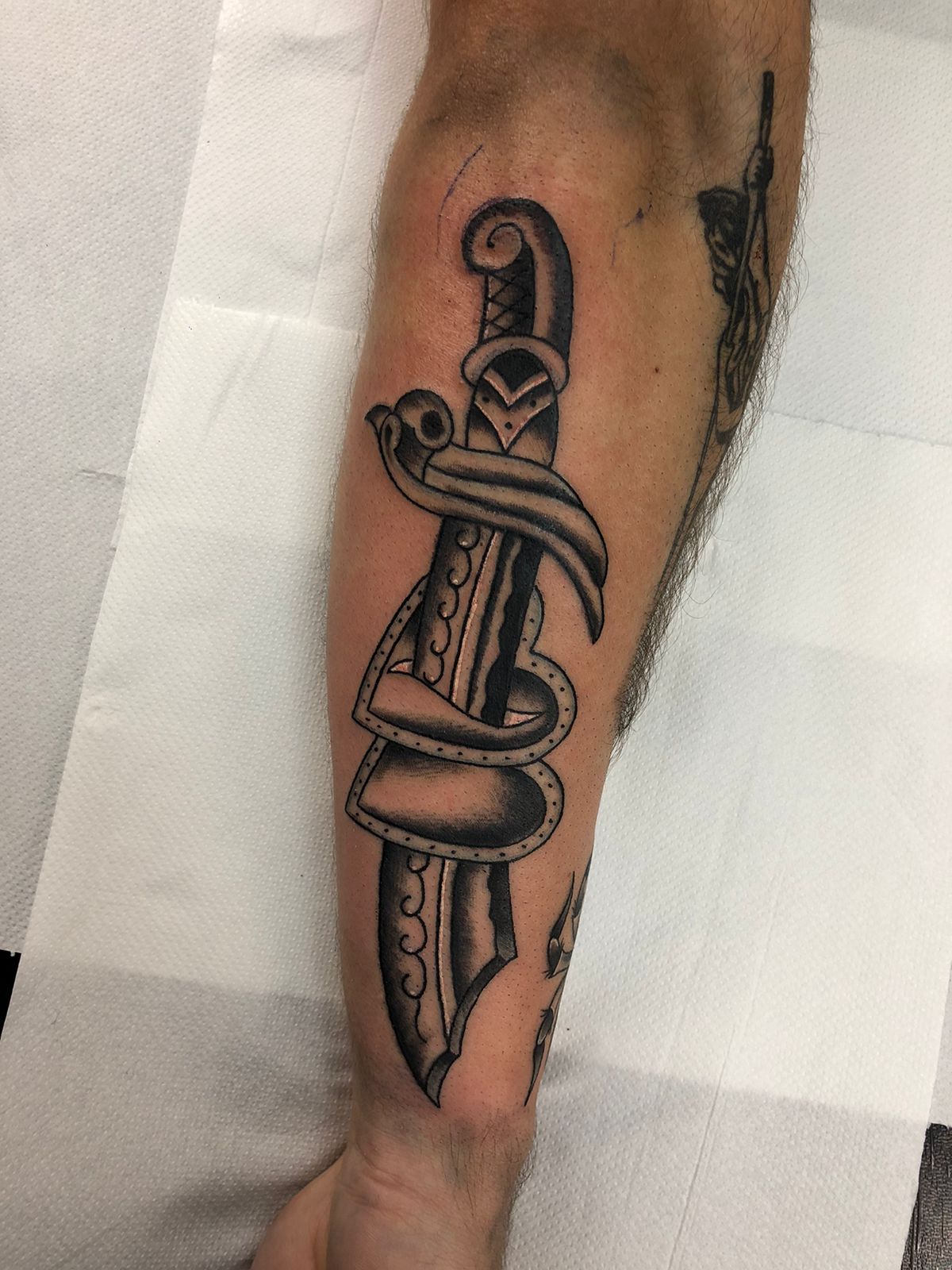 Dolch- und Schlangen-Tattoo