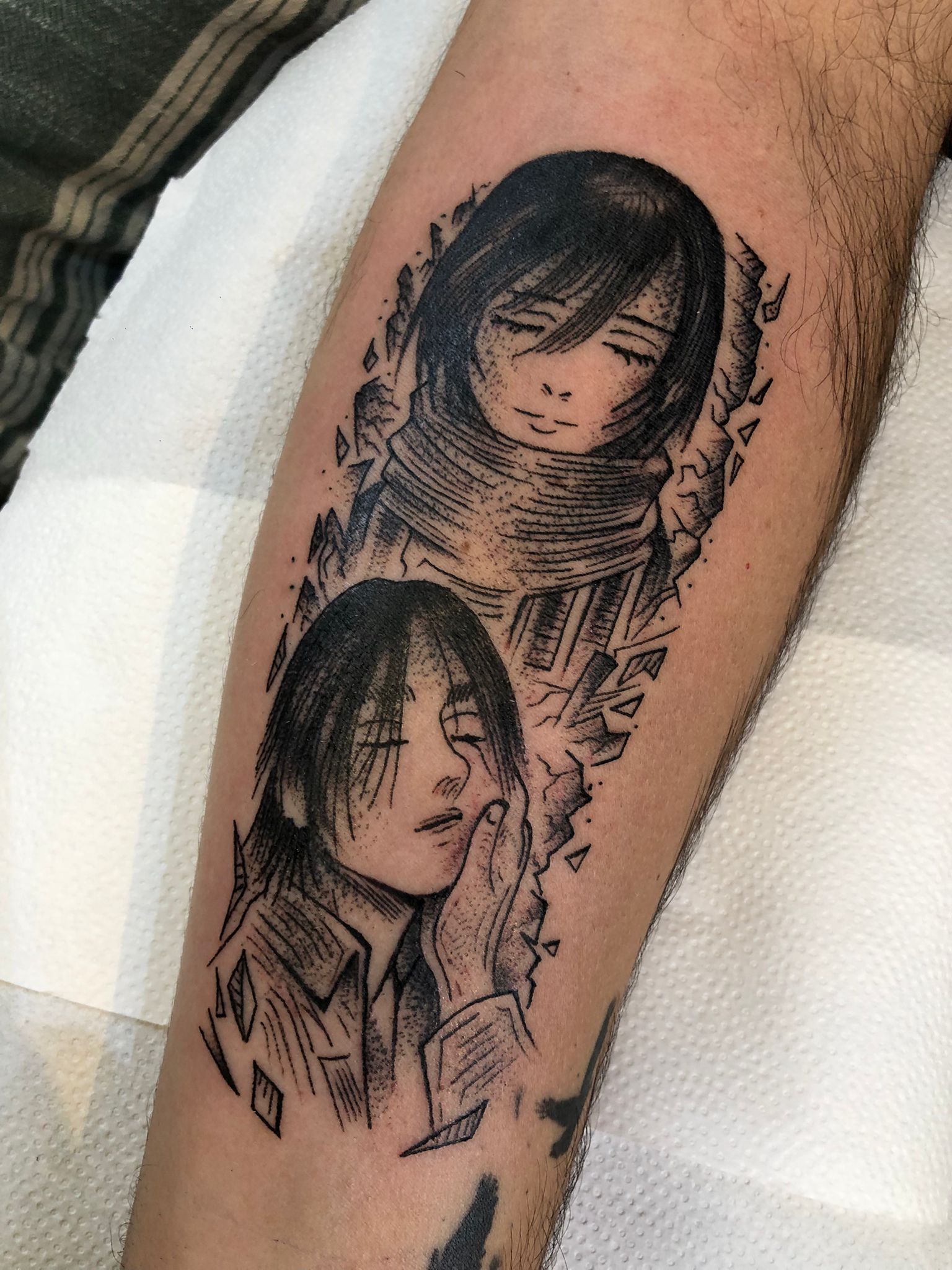 Schwarzes Tattoo mit zwei Figuren