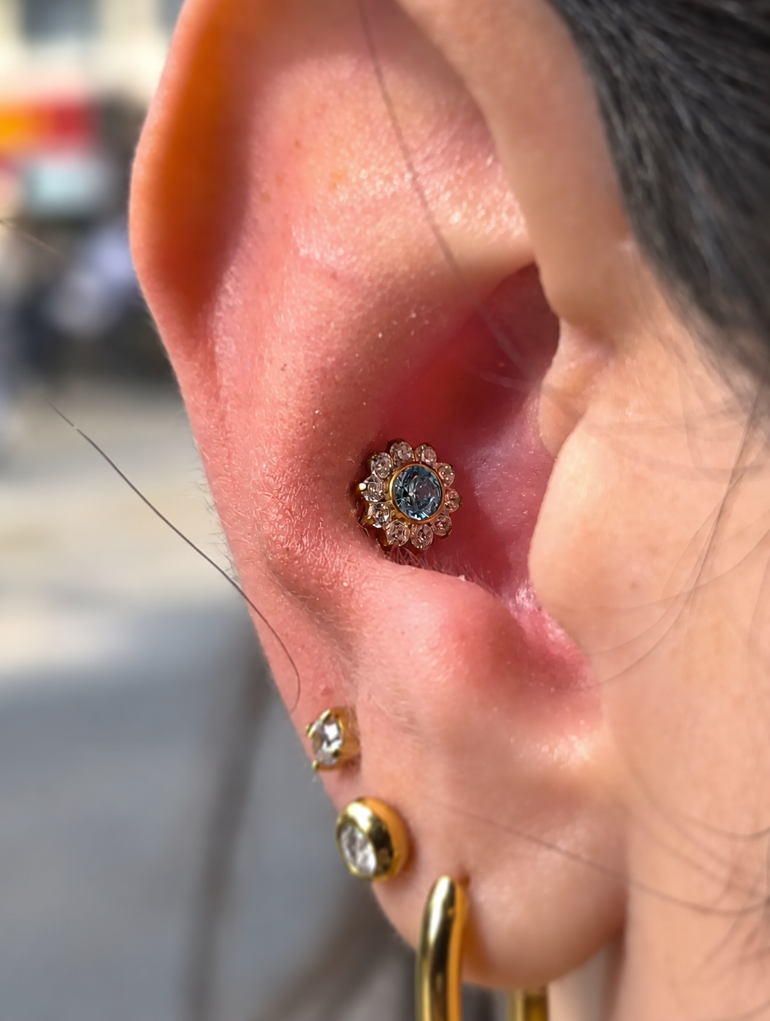 Conch-Piercing mit Schmuckstück