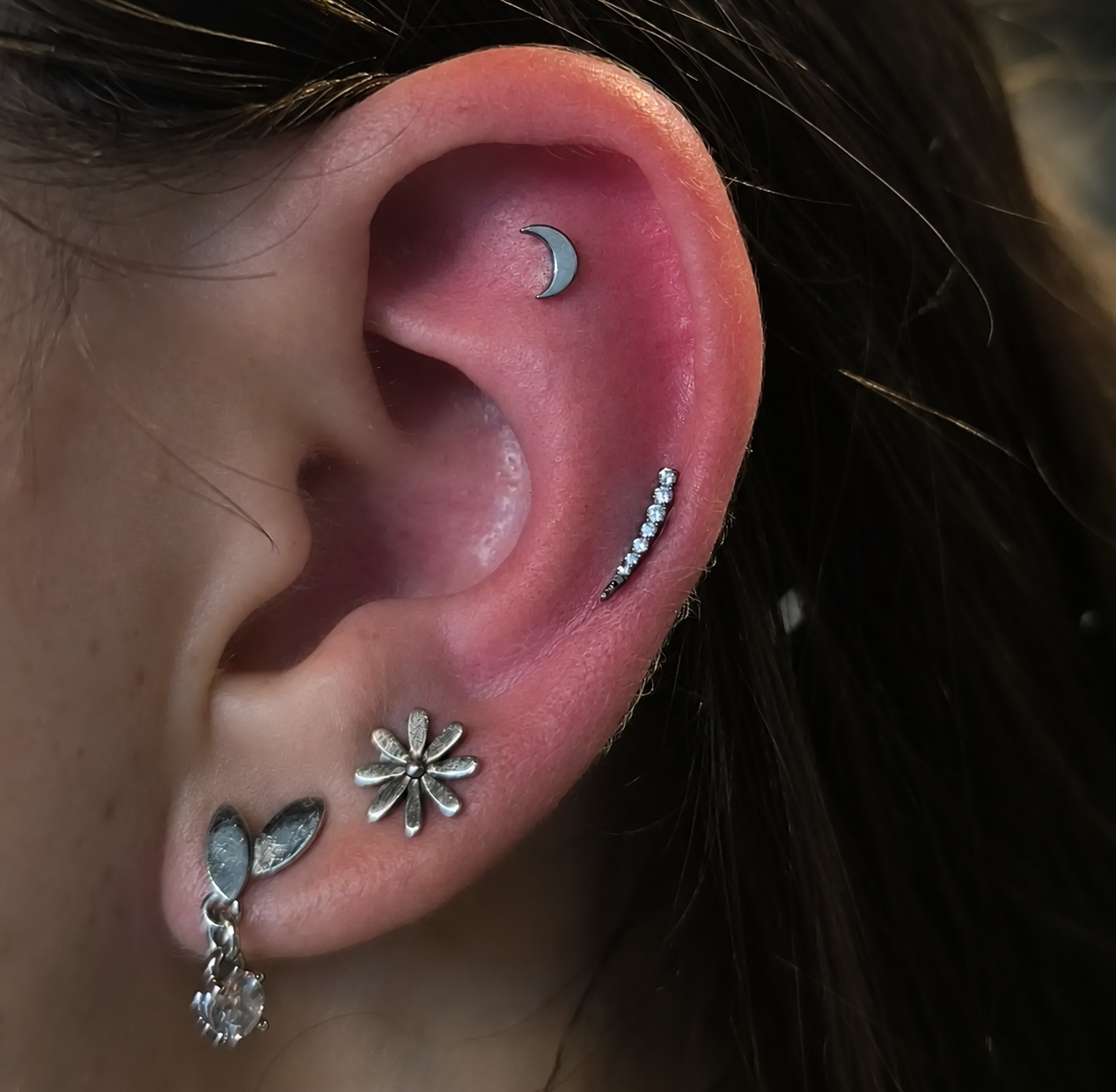 Ohrpiercings mit silberfarbenem Schmuck